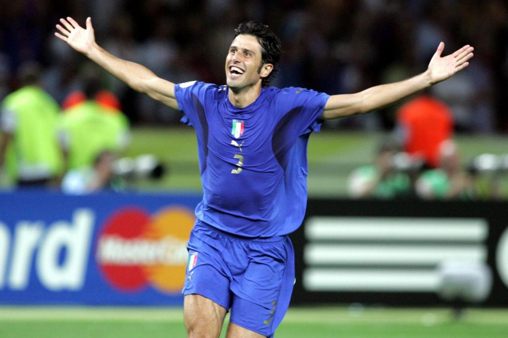 队友接连被罚下！维尼修斯讽刺裁判：多来点红牌吧！（队友相继染红，维尼修斯冷嘲裁判：尽管多掏红牌！）