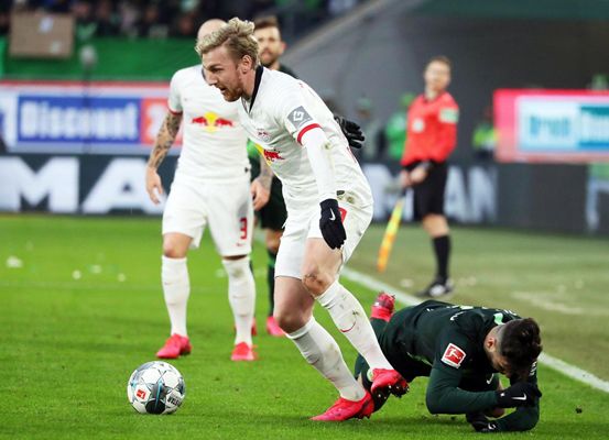 开小会？巴媒：安帅今日训练开始前和维尼修斯交谈了3分钟（巴媒：安切洛蒂今日训练前与维尼修斯交流三分钟）