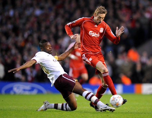 巴萨球员幸福满满，拉菲尼亚、3C、莱万与家人温馨相聚（巴萨众将其乐融融：拉菲尼亚、3C、莱万携家人温馨团聚）