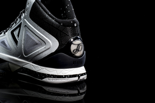 卡尔：我一直在提高右脚技术，能在17岁欧冠进球意义重大（卡尔：右脚能力持续精进，17岁欧冠破门意义非凡）