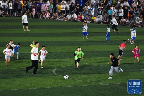 另一个半球的思念，奥斯卡晒出在家观看海港亚冠比赛照片（远隔半球仍心系海港，奥斯卡在家观战亚冠晒照）