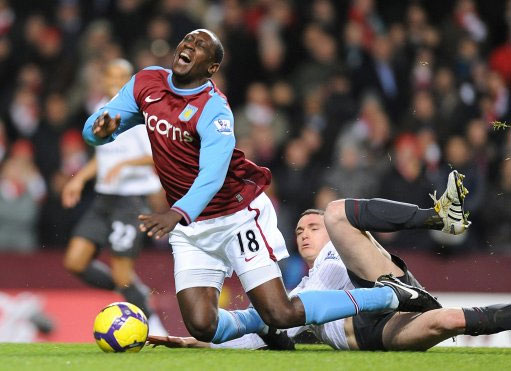 曼联冲击欧冠资格压力巨大（曼联争夺欧冠席位压力山大）