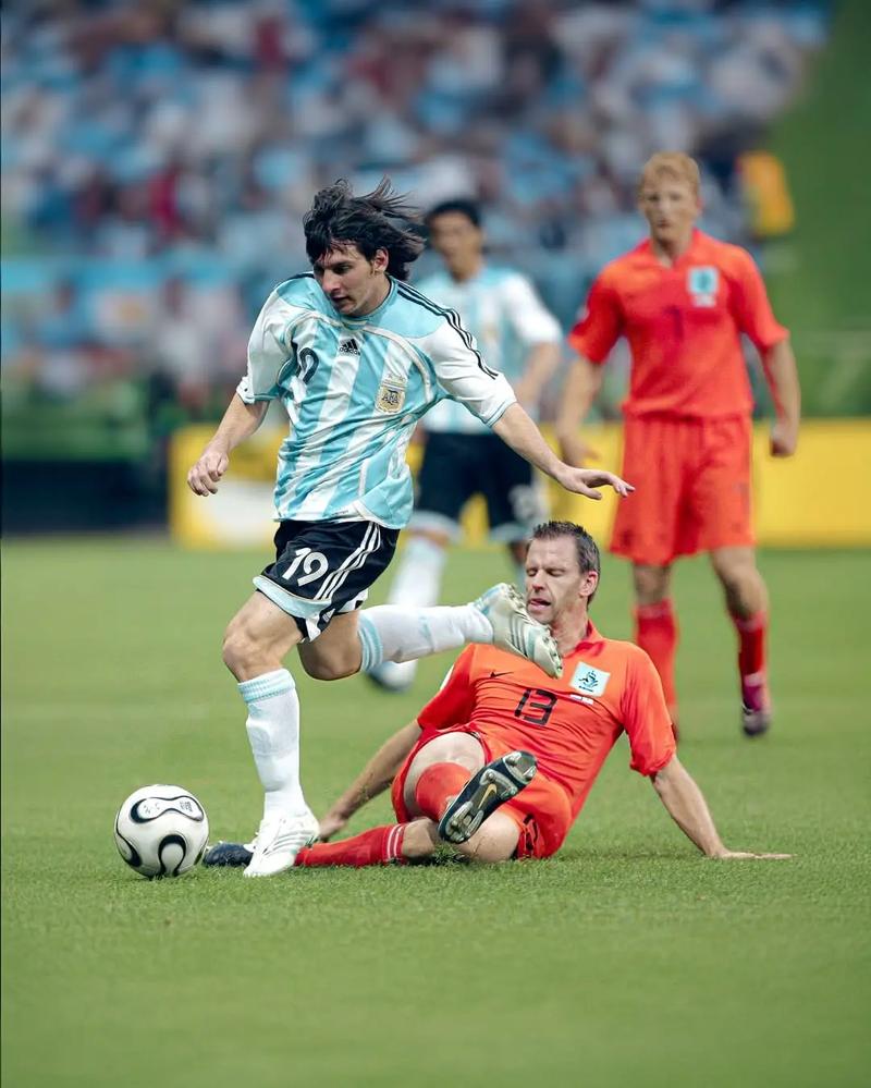 邓弗里斯：希望两到三周内复出，我们的球队就像一个大家庭（邓弗里斯：力争两三周内回归，球队就像一家人）